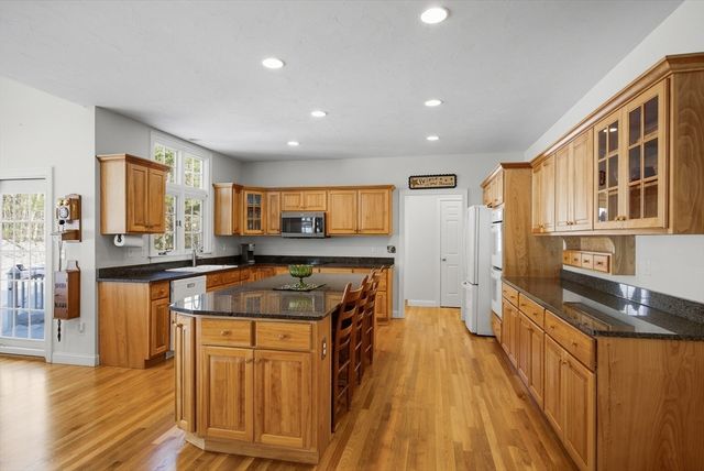 11 Quail Run, Bolton, MA 01740