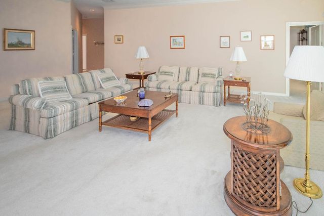 176 E Tall Oaks Circle, Palm Beach Gardens, FL 33410