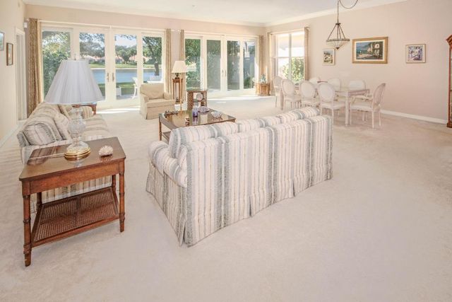 176 E Tall Oaks Circle, Palm Beach Gardens, FL 33410