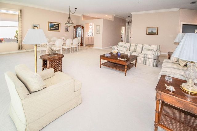 176 E Tall Oaks Circle, Palm Beach Gardens, FL 33410