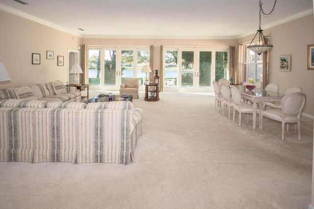 176 E Tall Oaks Circle, Palm Beach Gardens, FL 33410