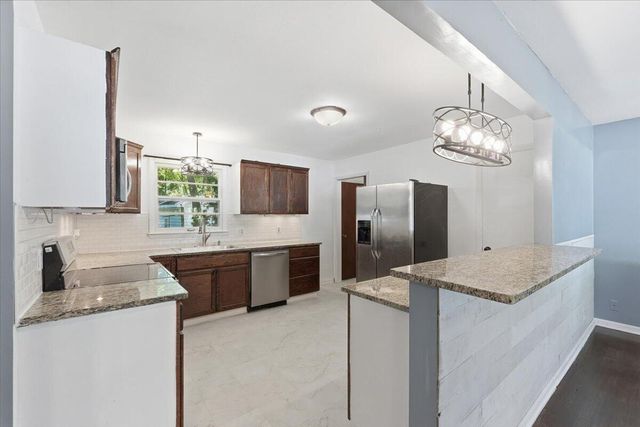 813 MCKENZIE Avenue, Council Bluffs, IA 51503