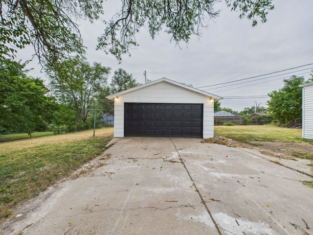 1427 N Erie Ave, Wichita, KS 67214