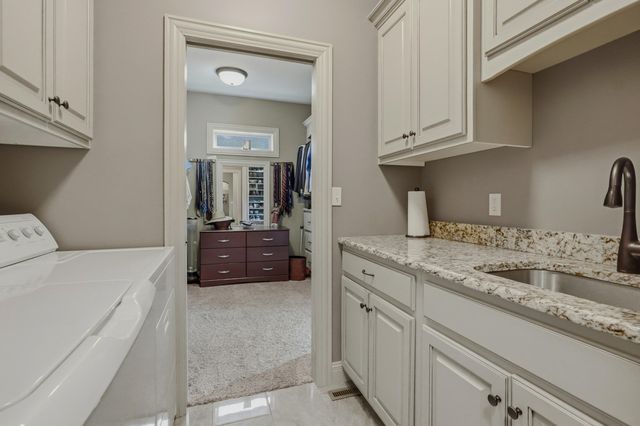 5958 SCREAMING EAGLE LN, Columbia, MO 65201