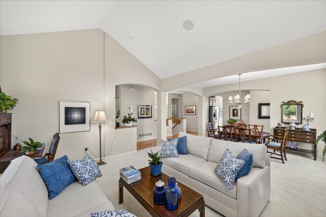 18624 48th Avenue N, Plymouth, MN 55446