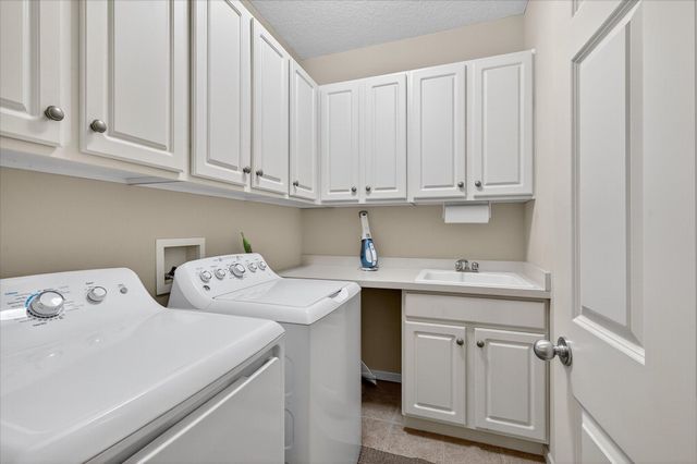 18624 48th Avenue N, Plymouth, MN 55446