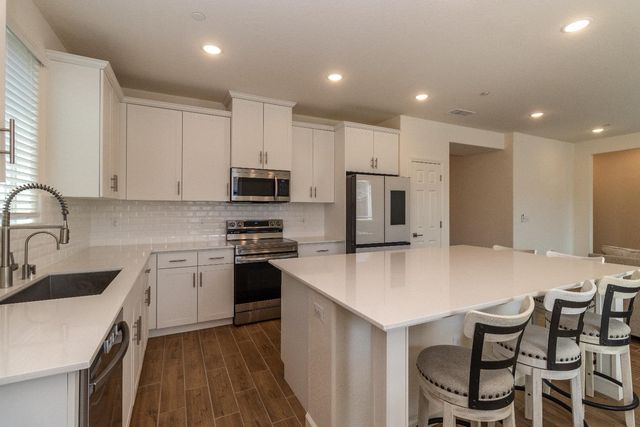 1158 Encore Way W, Madera, CA 93636