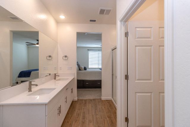 1158 Encore Way W, Madera, CA 93636