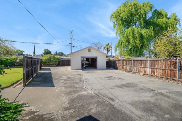 2080 Mckinley Avenue, Hanford, CA 93230