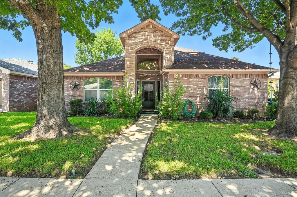 309 Familia Court, Irving, TX 75061