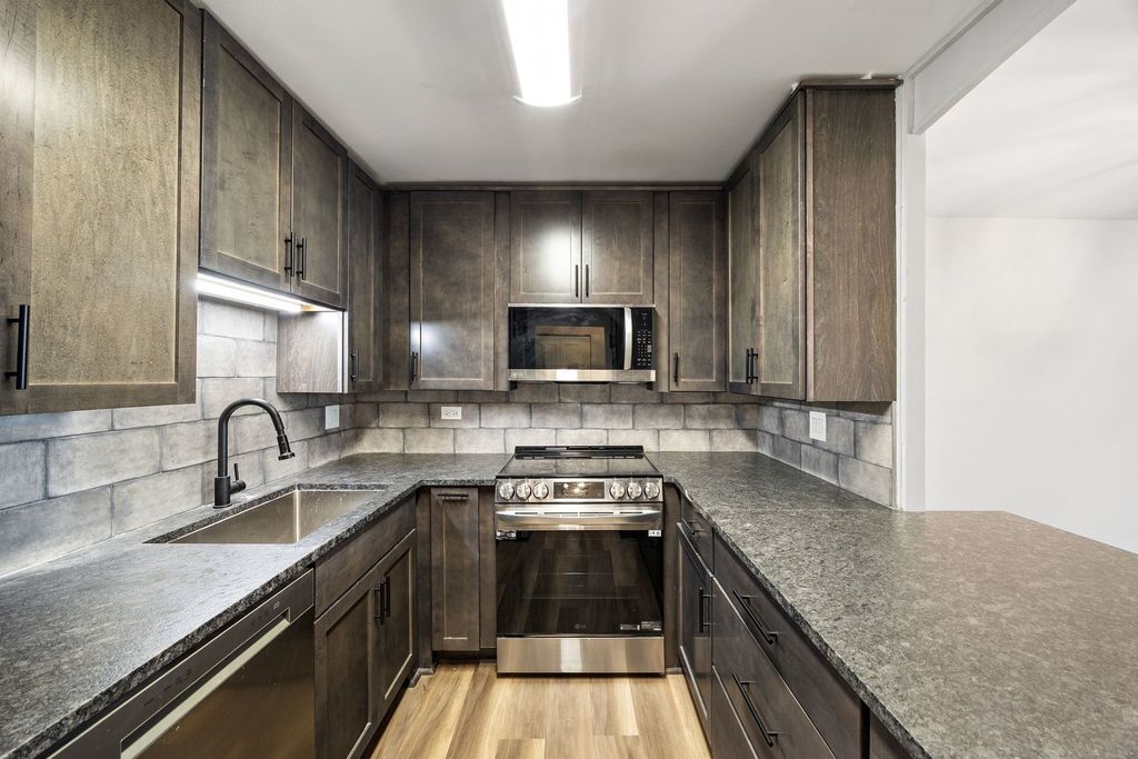 1560 N Sandburg Terrace 3011J, Chicago, IL 60610 — photo 5