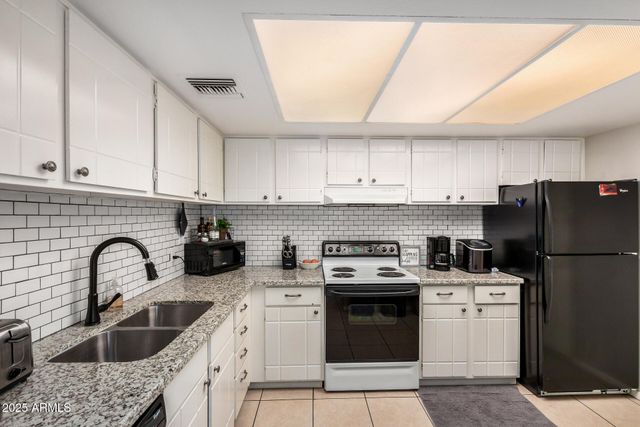 4201 E CAMELBACK Road 15, Phoenix, AZ 85018