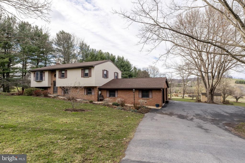 156 HORSE HAPPY RD, Newmanstown, PA 17073