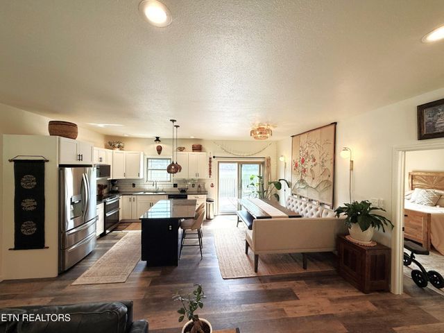 751 Jim Town Rd, Mooresburg, TN 37811