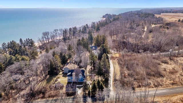 4992 Lake Bluff ROAD, Port Washington, WI 53074
