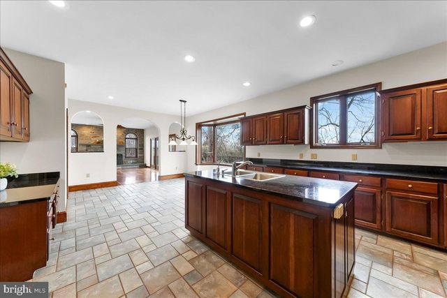 911 THUNDER HILL RD, Lincoln University, PA 19352