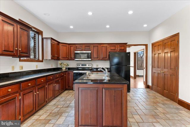 911 THUNDER HILL RD, Lincoln University, PA 19352
