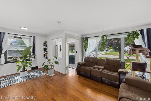 23400 Rensselaer Street, Oak Park, MI 48237