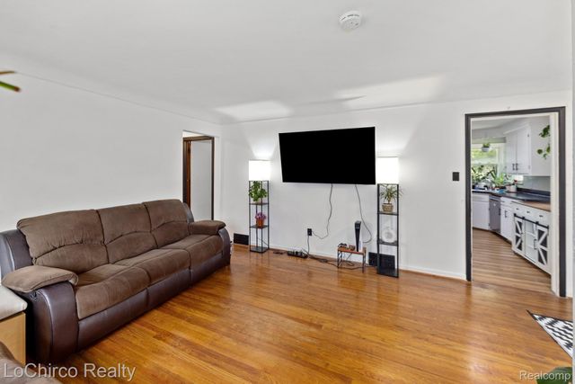 23400 Rensselaer Street, Oak Park, MI 48237
