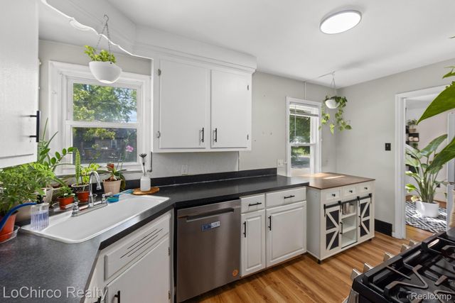 23400 Rensselaer Street, Oak Park, MI 48237