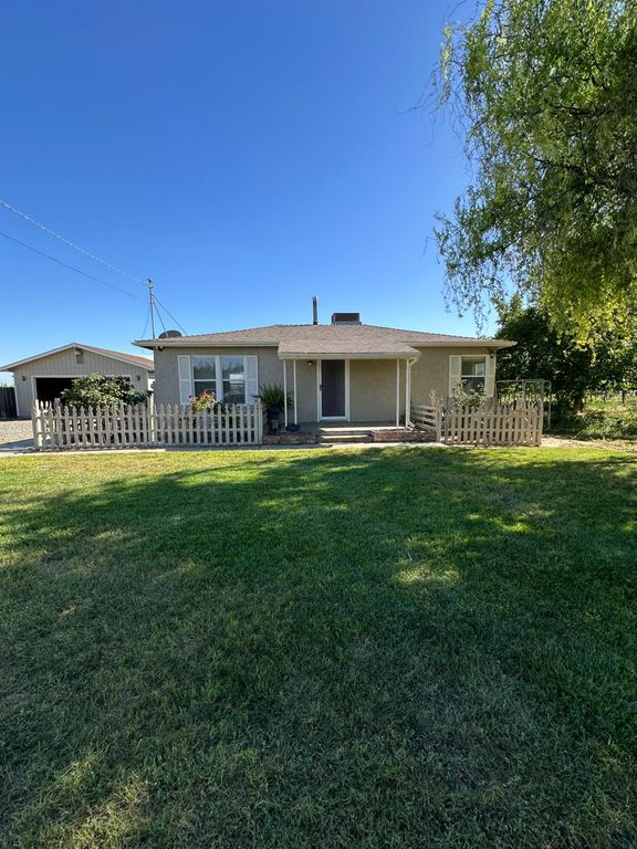 Image 1 of property listing at 3083 E Rose Avenue, Fresno, CA 93725