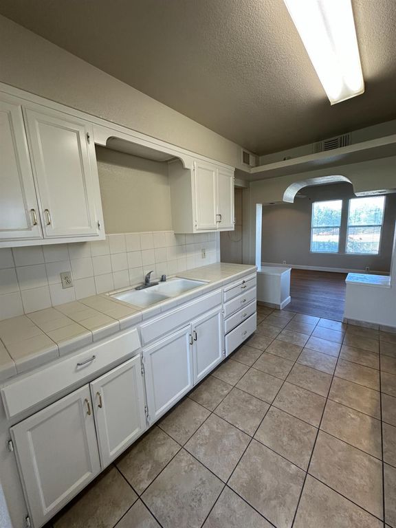 Image 19 of property listing at 3083 E Rose Avenue, Fresno, CA 93725