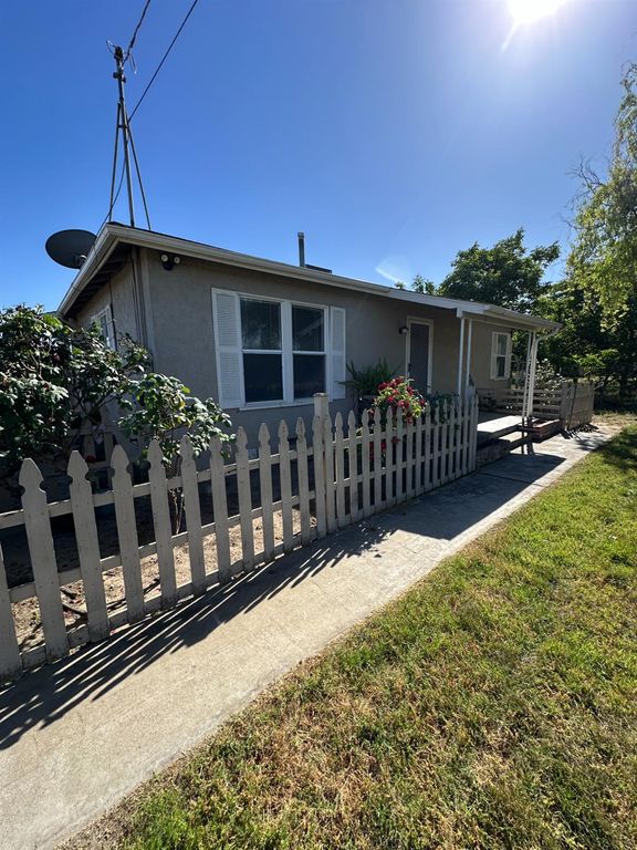 Image 2 of property listing at 3083 E Rose Avenue, Fresno, CA 93725