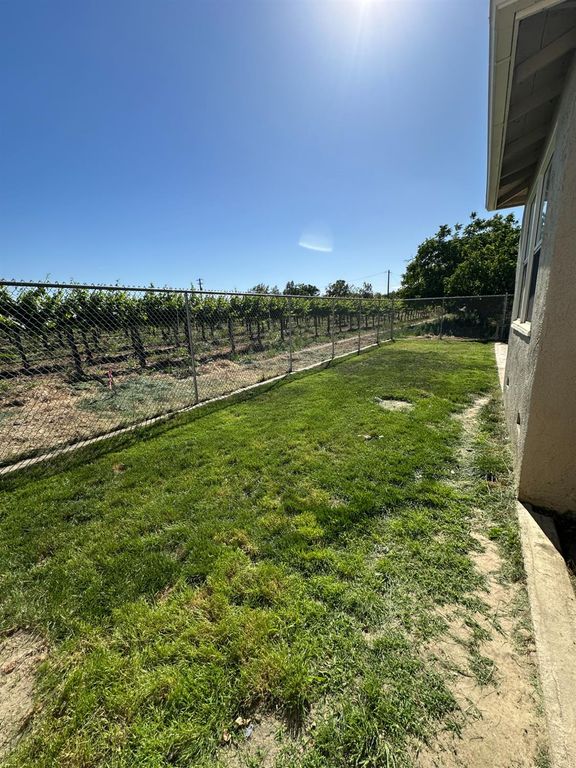 Image 21 of property listing at 3083 E Rose Avenue, Fresno, CA 93725