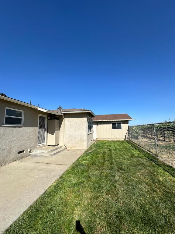 Image 23 of property listing at 3083 E Rose Avenue, Fresno, CA 93725