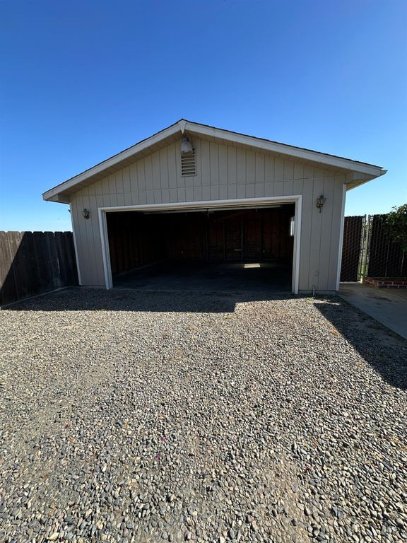 Image 25 of property listing at 3083 E Rose Avenue, Fresno, CA 93725