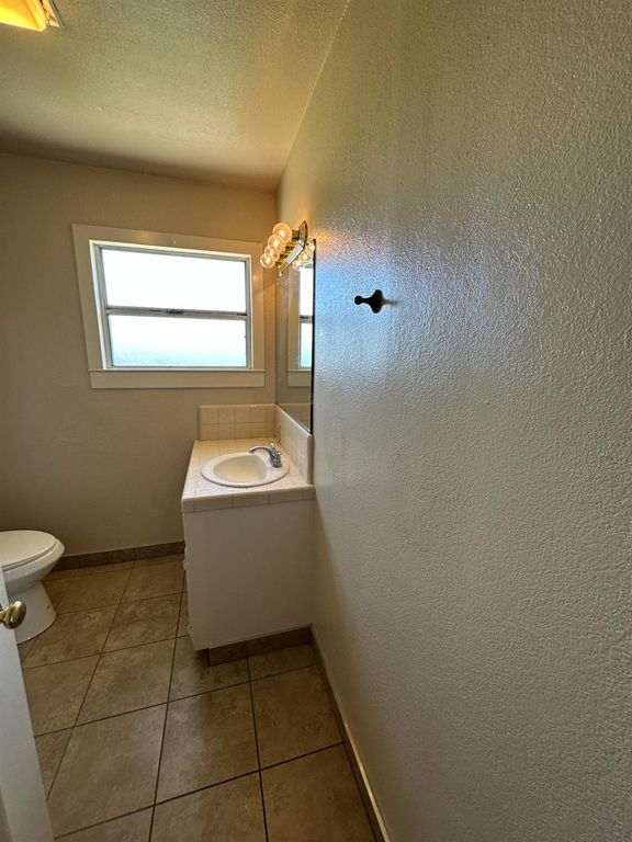 Image 8 of property listing at 3083 E Rose Avenue, Fresno, CA 93725