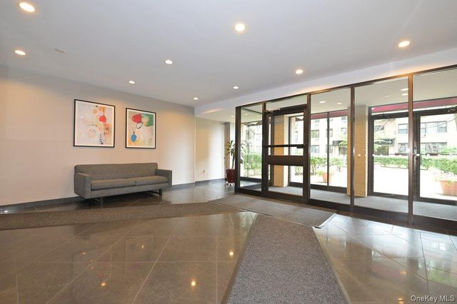 4 Birchwood Court 4J, Mineola, NY 11501