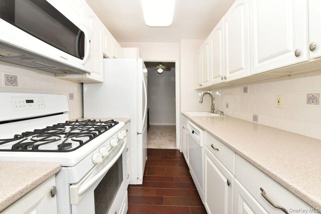 4 Birchwood Court 4J, Mineola, NY 11501