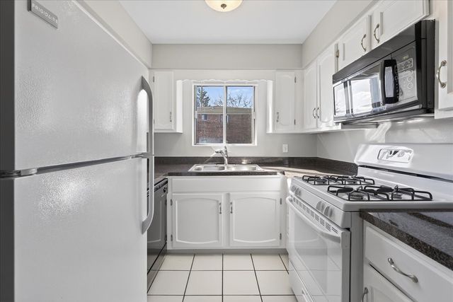 716 W 65th Street 6, Westmont, IL 60559