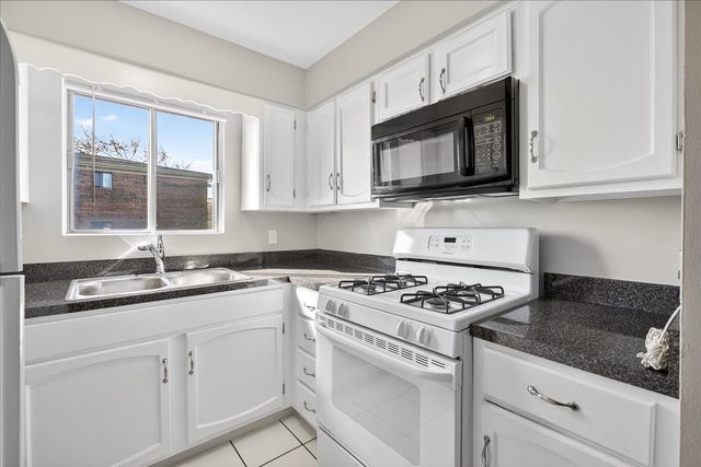 716 W 65th Street 6, Westmont, IL 60559