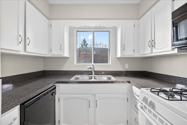 716 W 65th Street 6, Westmont, IL 60559