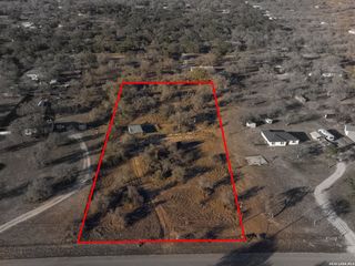 305 Sara Ln, Lytle, TX 78052