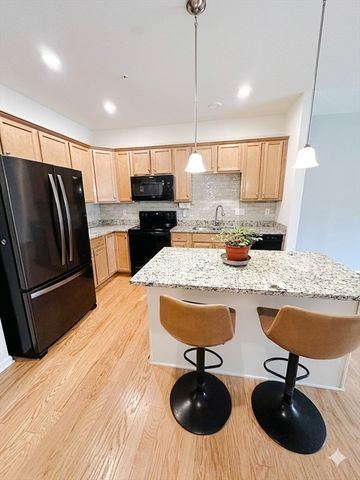 1108 Pennington Dr 1108, Walpole, MA 02081