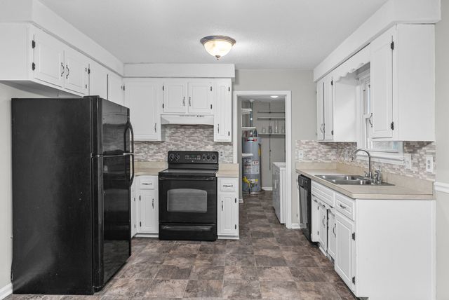 1901 Roan Dr, Clarksville, TN 37042