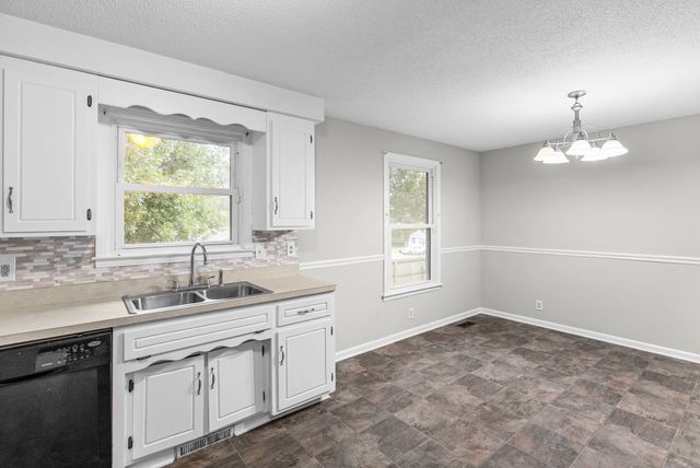 1901 Roan Dr, Clarksville, TN 37042