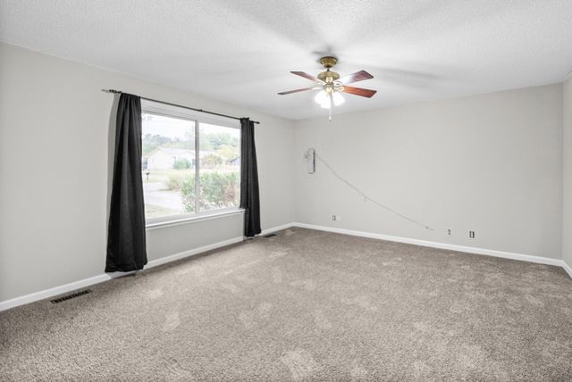 1901 Roan Dr, Clarksville, TN 37042
