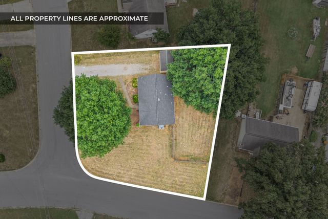 1901 Roan Dr, Clarksville, TN 37042