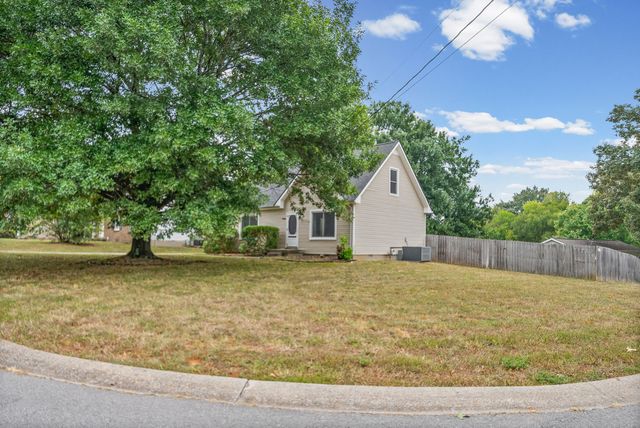 1901 Roan Dr, Clarksville, TN 37042