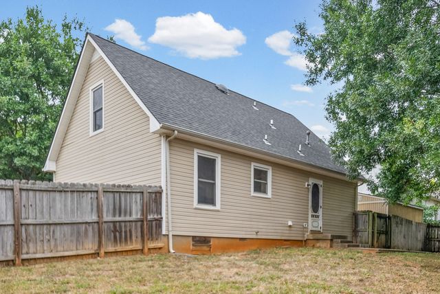1901 Roan Dr, Clarksville, TN 37042