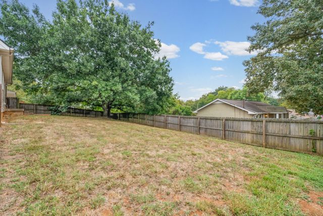 1901 Roan Dr, Clarksville, TN 37042
