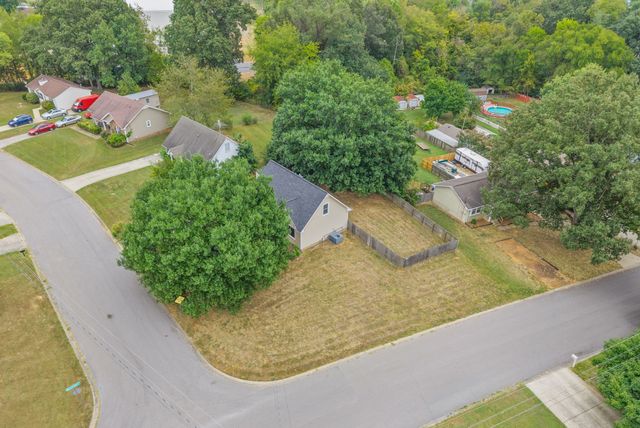 1901 Roan Dr, Clarksville, TN 37042