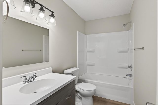 1275 10th Avenue SE, Cambridge, MN 55008