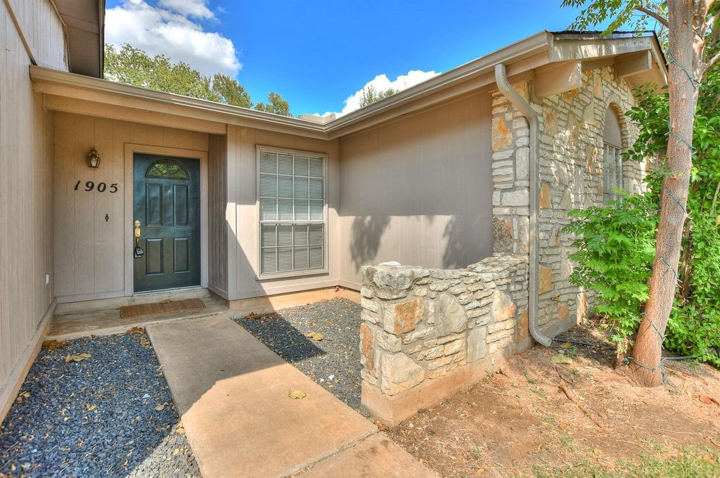 1905 Thornton LN, Georgetown, TX 78628