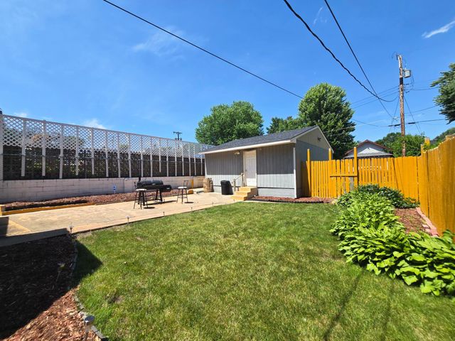 1803 Bush Avenue E, Saint Paul, MN 55119