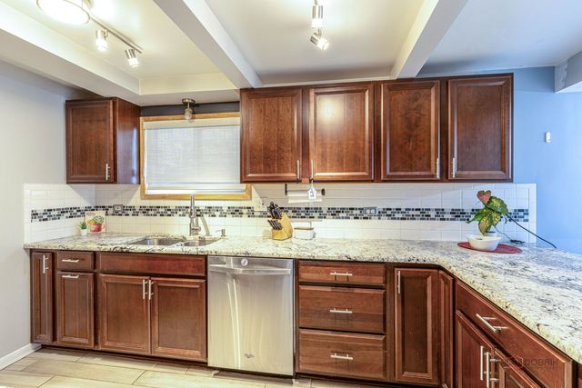 516 N Emroy Avenue, Elmhurst, IL 60126